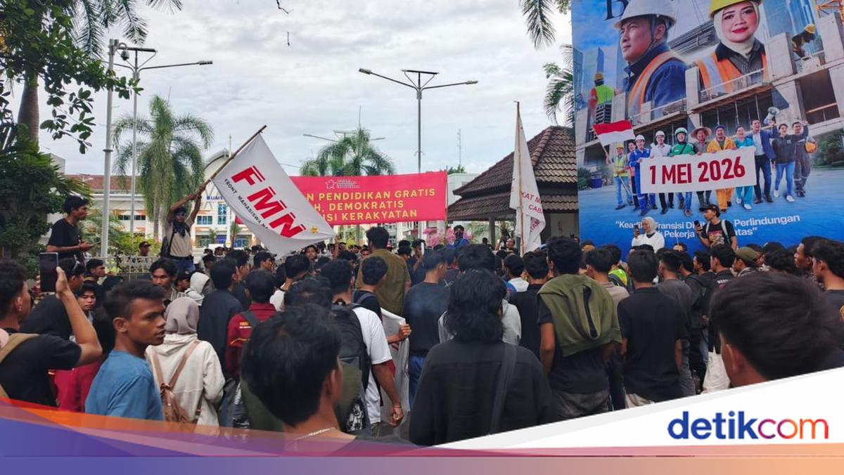 Protest at NTB Governor's Office: Students and Workers Demand Fair Wages