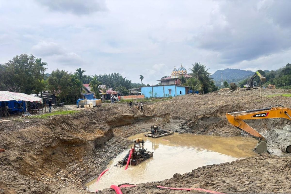 Police raid illegal gold mine in Merangin, Jambi, seven people arrested