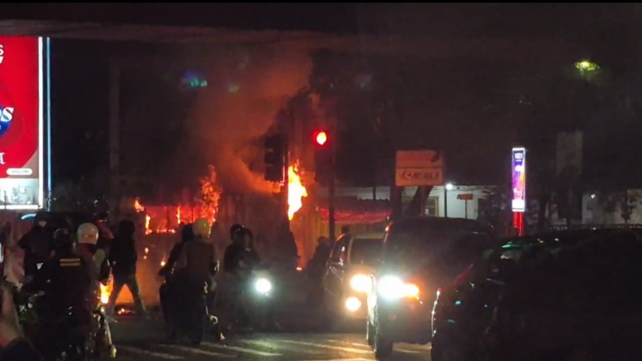 May Day Commemoration in Bandung Turns Chaotic with Police Post Set Ablaze, Several People Arrested
