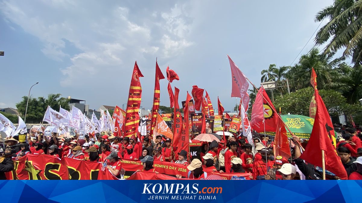 Workers' Action at the DPR: Crowd Arrives with Demands, Leaves with Songs of Solidarity