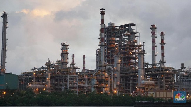 Oil Prices Plunge at Weekend's End, But Weekly Performance Remains Strong