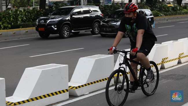Fuel Price Hike Leads Indonesian Official to Cycle to Work