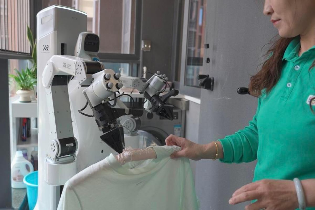 China introduces home cleaning service combining humans and robots