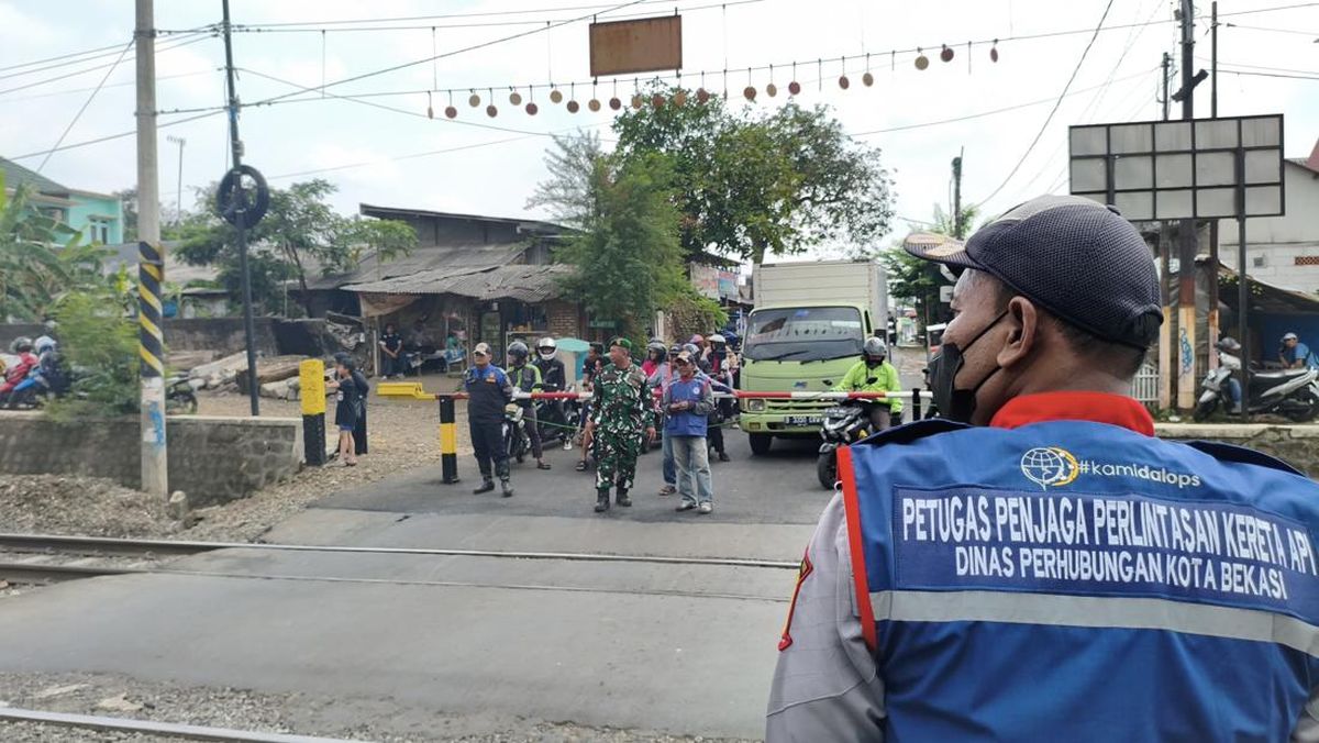 TKP Taxi Clamping Crossing in Bekasi Now Guarded by KAI-TNI Officers