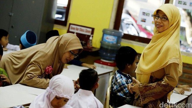 The Story of Malaysia Recruiting Indonesian Teachers to Educate Its Citizens