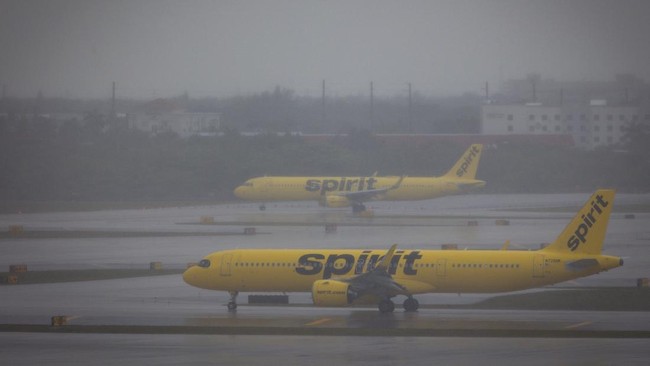 Low-Cost Airline Begins Shutting Down Operations Due to Failed Bailout