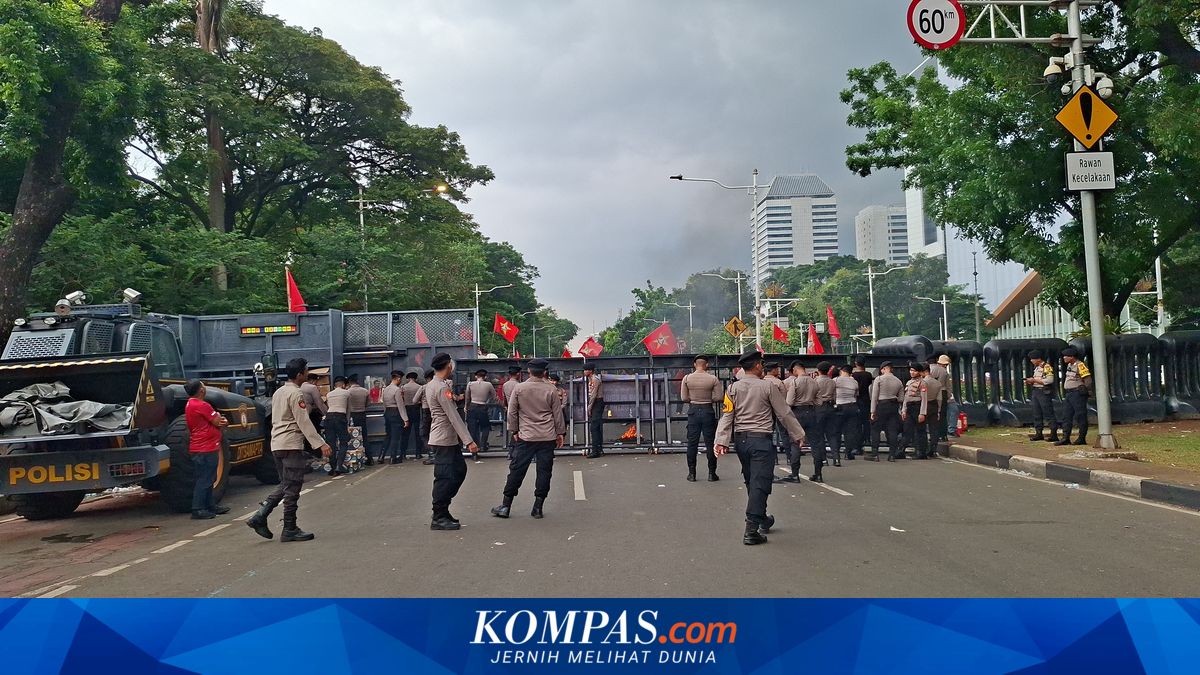 BEM SI Hardiknas Demonstration Closes Jalan Medan Merdeka Selatan in Central Jakarta