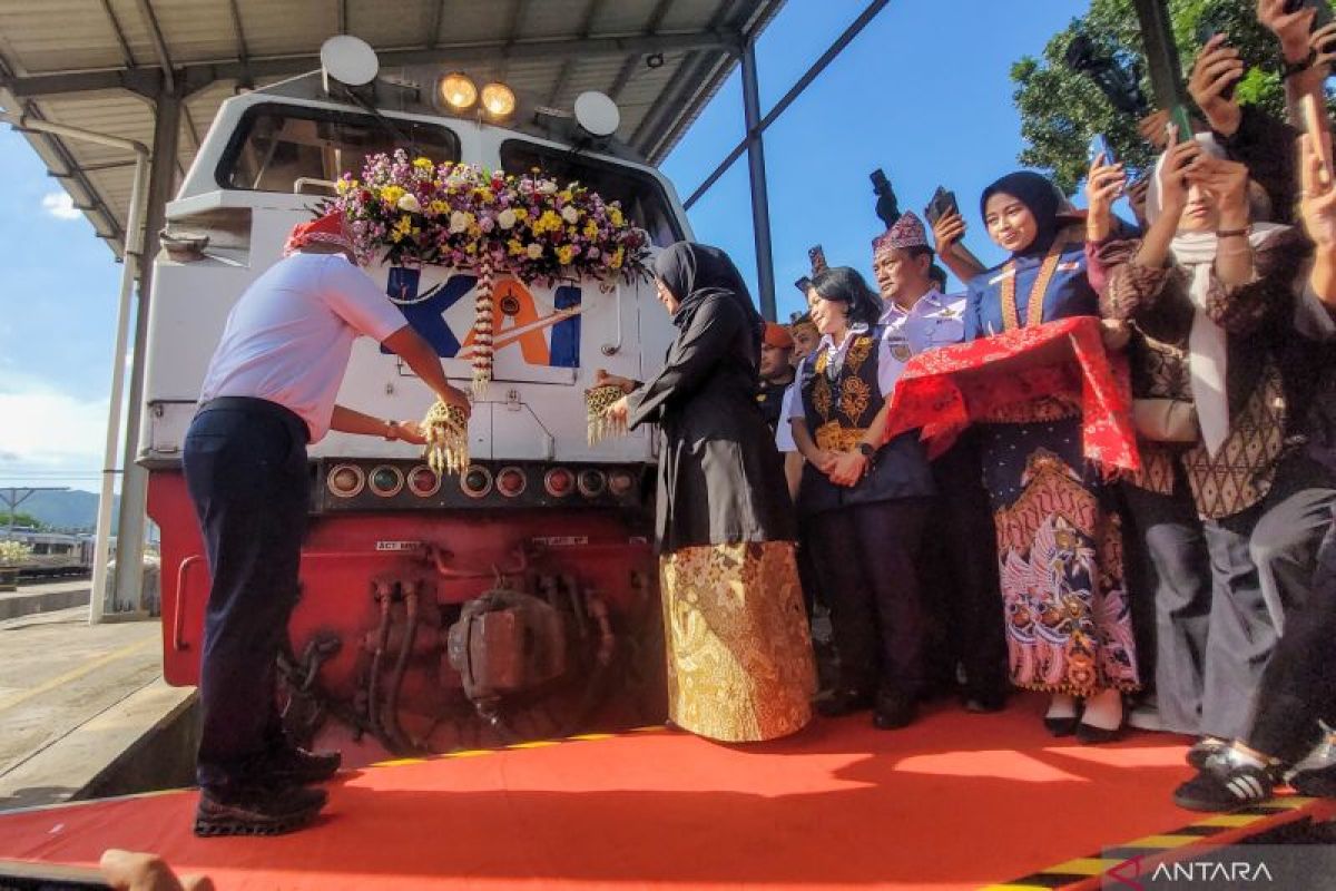 Regent Flags Off Inaugural Train Journey on Banyuwangi-Bandung Route