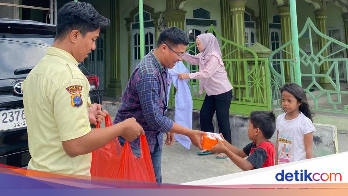 Pegadaian Distributes Aid to Residents Around Mosques in Medan