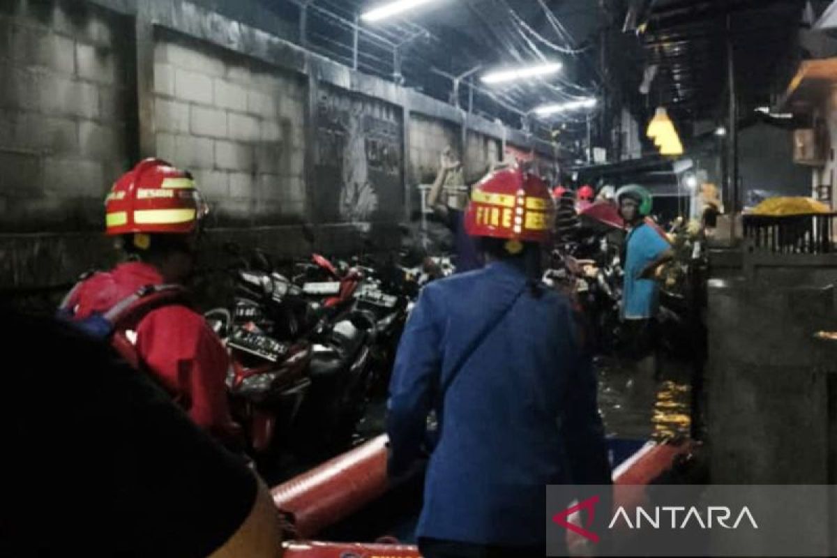 Floods Submerge 12 Neighbourhoods in South Jakarta Due to Heavy Rain