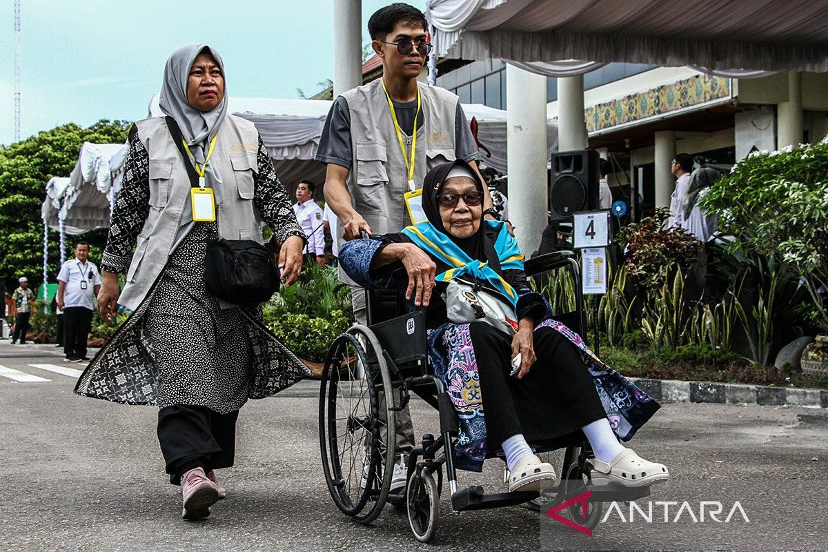 Saudi Hajj Organisers Urge Indonesian Pilgrims to Use Official Wheelchair Pushers