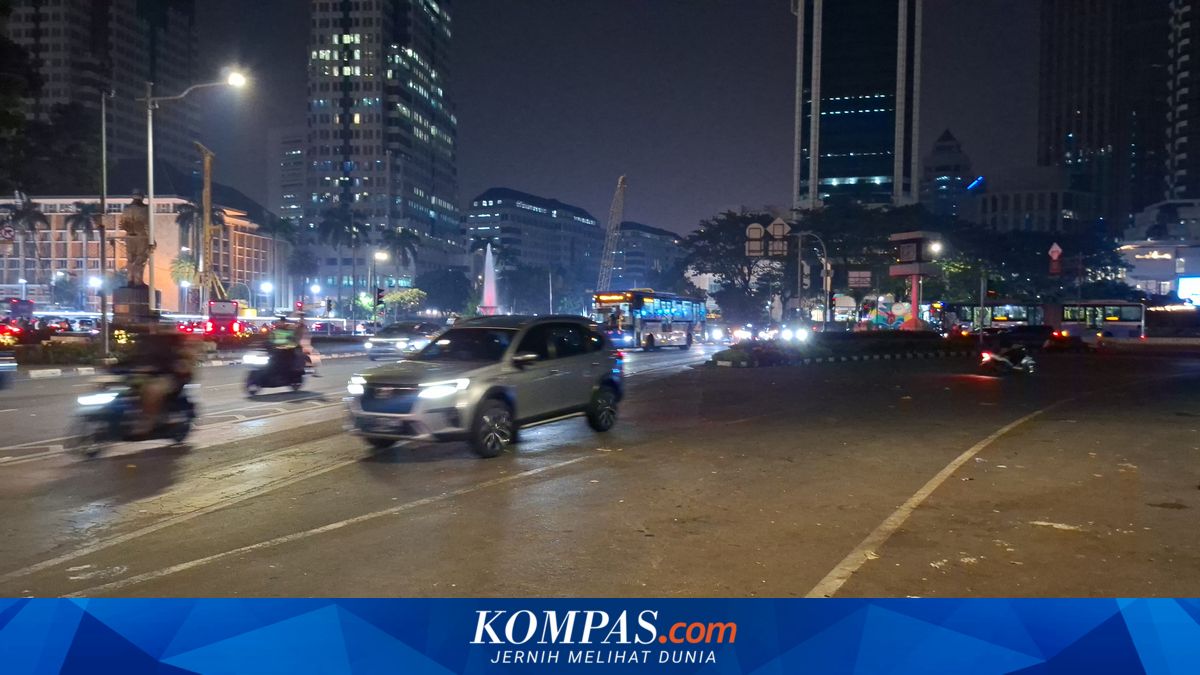 National Education Day Protest Crowd Disperses, Jalan Medan Merdeka Selatan Reopens