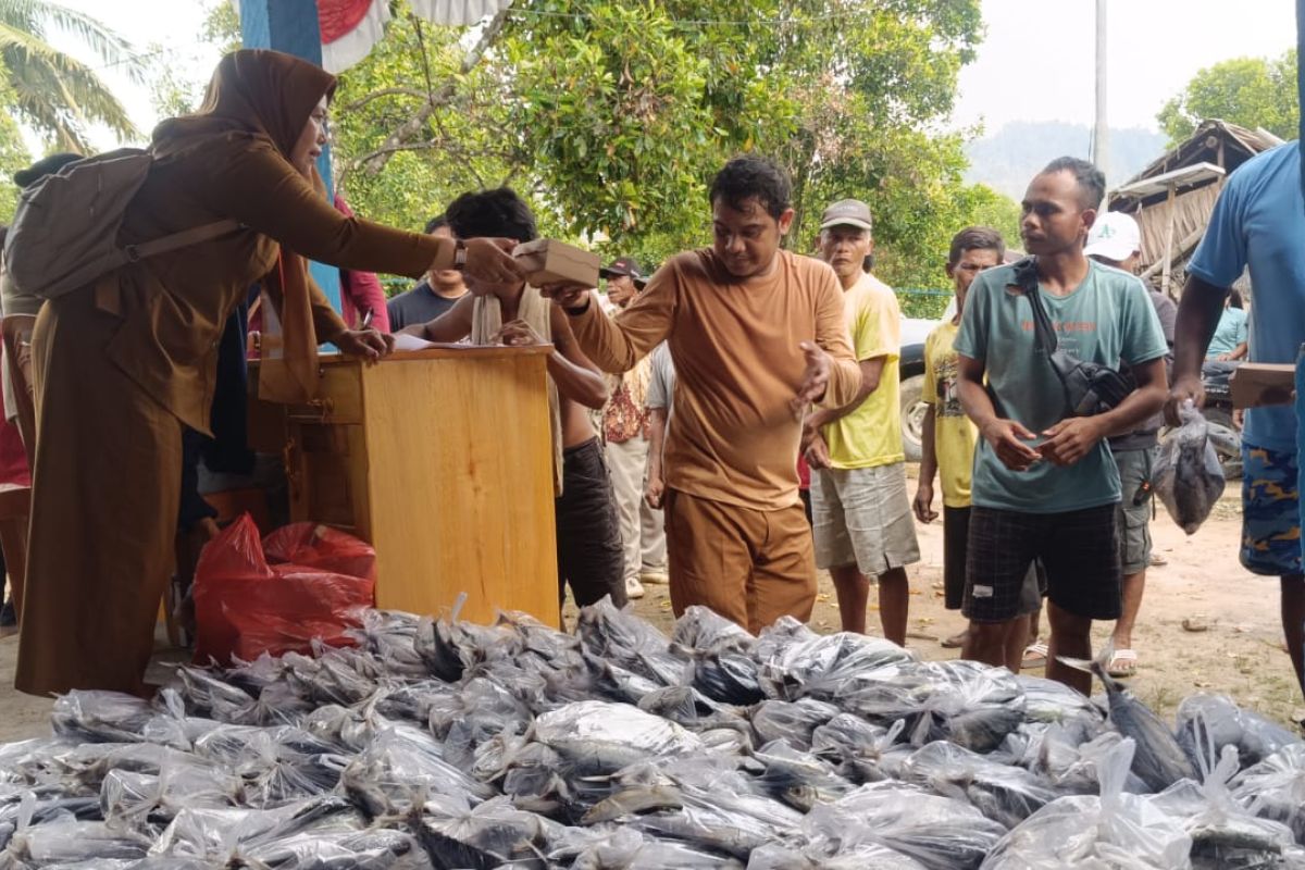 Donggala Regent: 1.2 Ton of Fish Aid to Combat Stunting