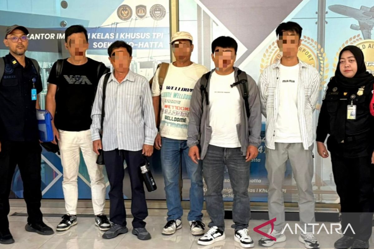 Tanjungpandan Immigration Deports Six Chinese Nationals