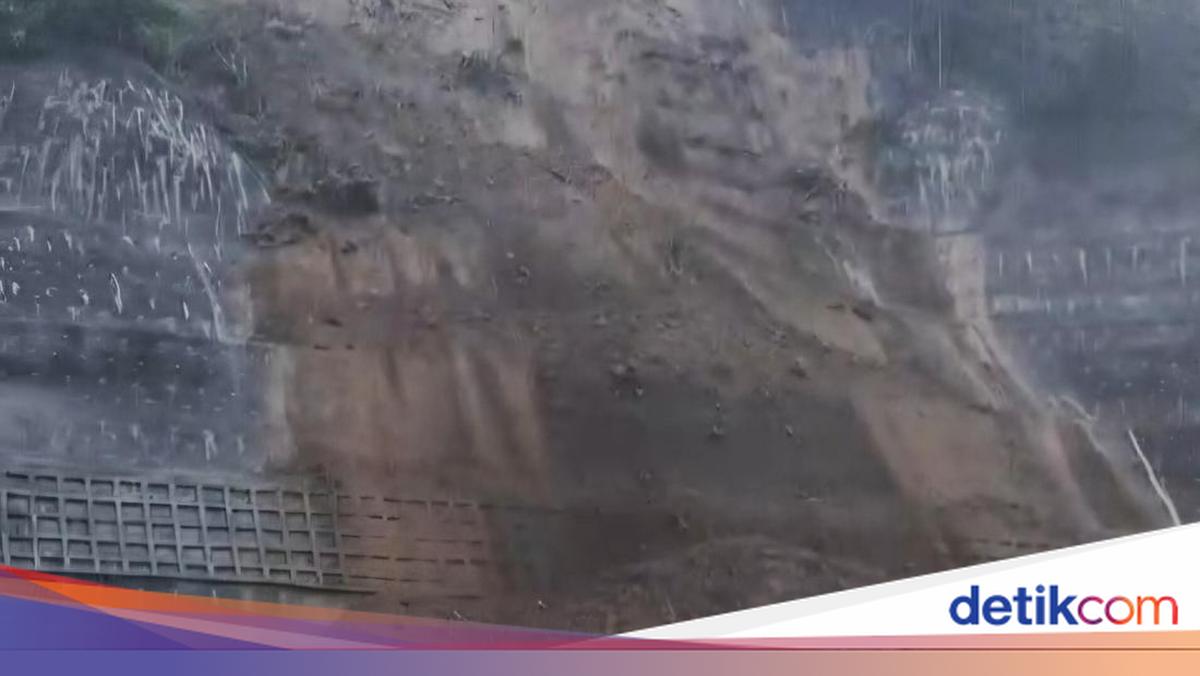 Landslide Hits Upper Cisokan Hydroelectric Project Area, Materials Slide from Hilltop