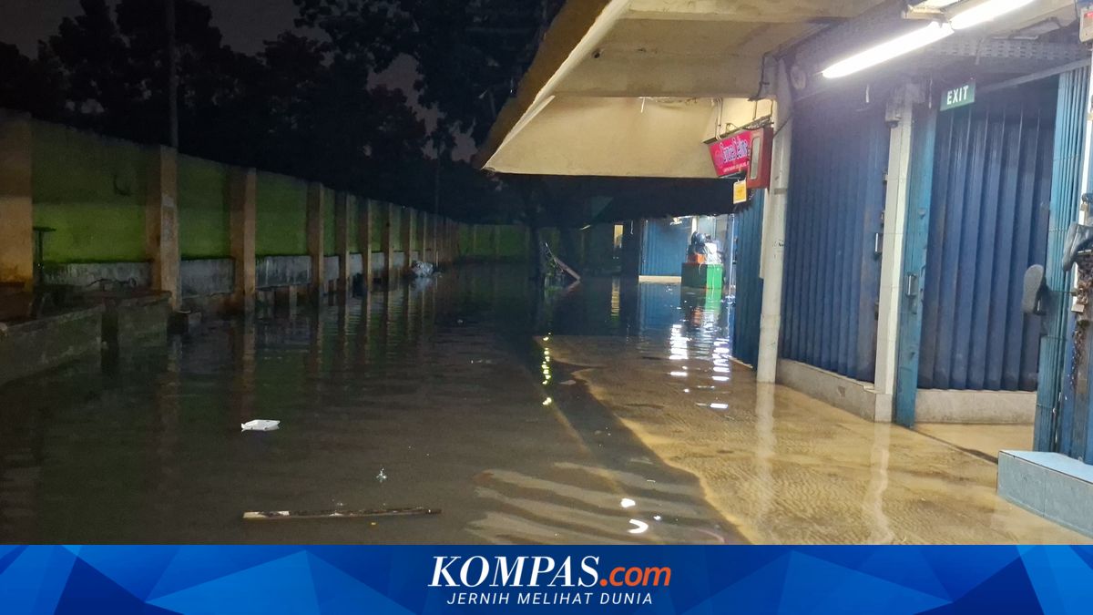 Cipulir Market Traders Always Anxious During Heavy Rain as Floods Frequently Submerge Goods