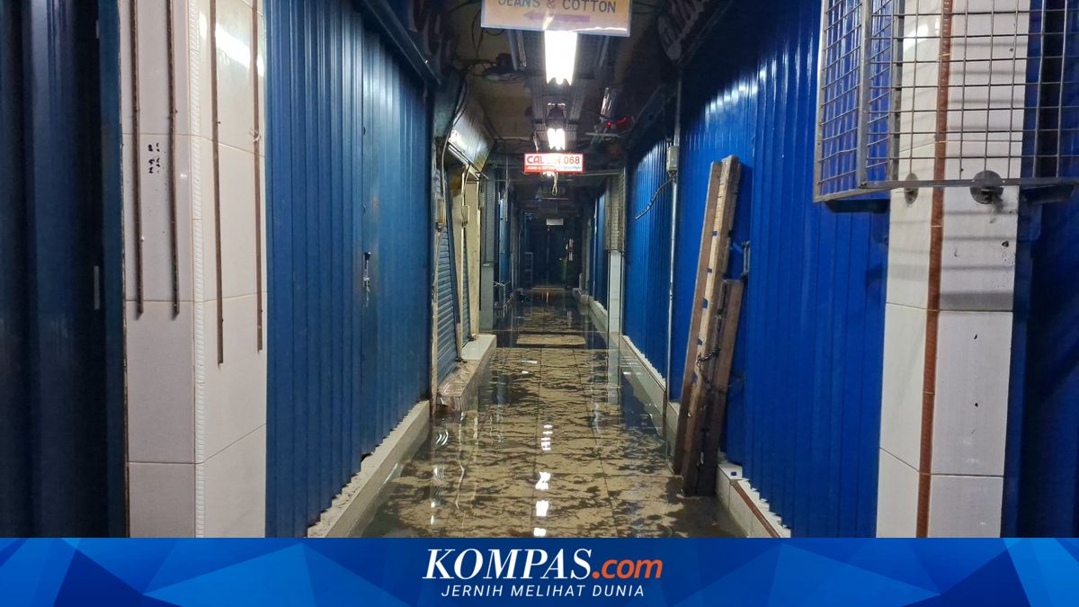 Floods Yet to Recede, Traders Return to Cipulir Market Despite Having Gone Home