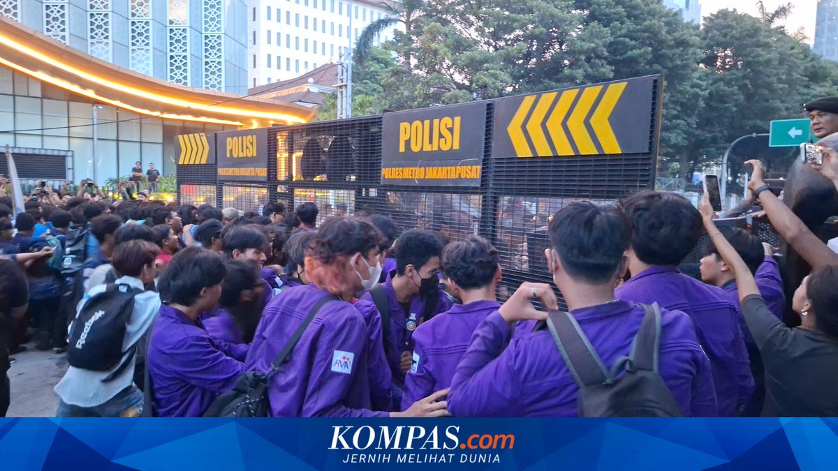 Student Ultimatum: Larger Protest Threatened for Monday