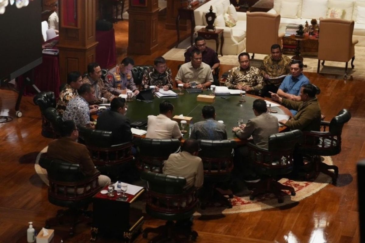 Prabowo chairs limited meeting in Hambalang to discuss education to defence