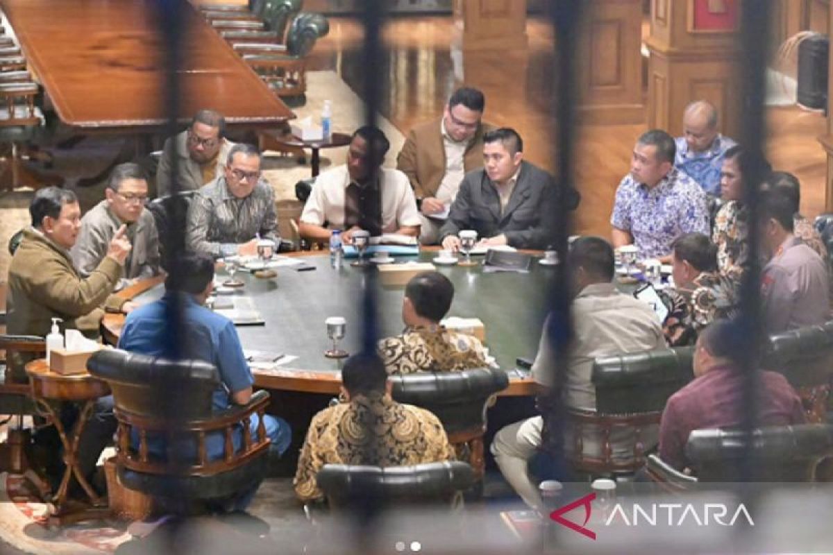 Prabowo discusses workers and the role of higher education at Hambalang meeting