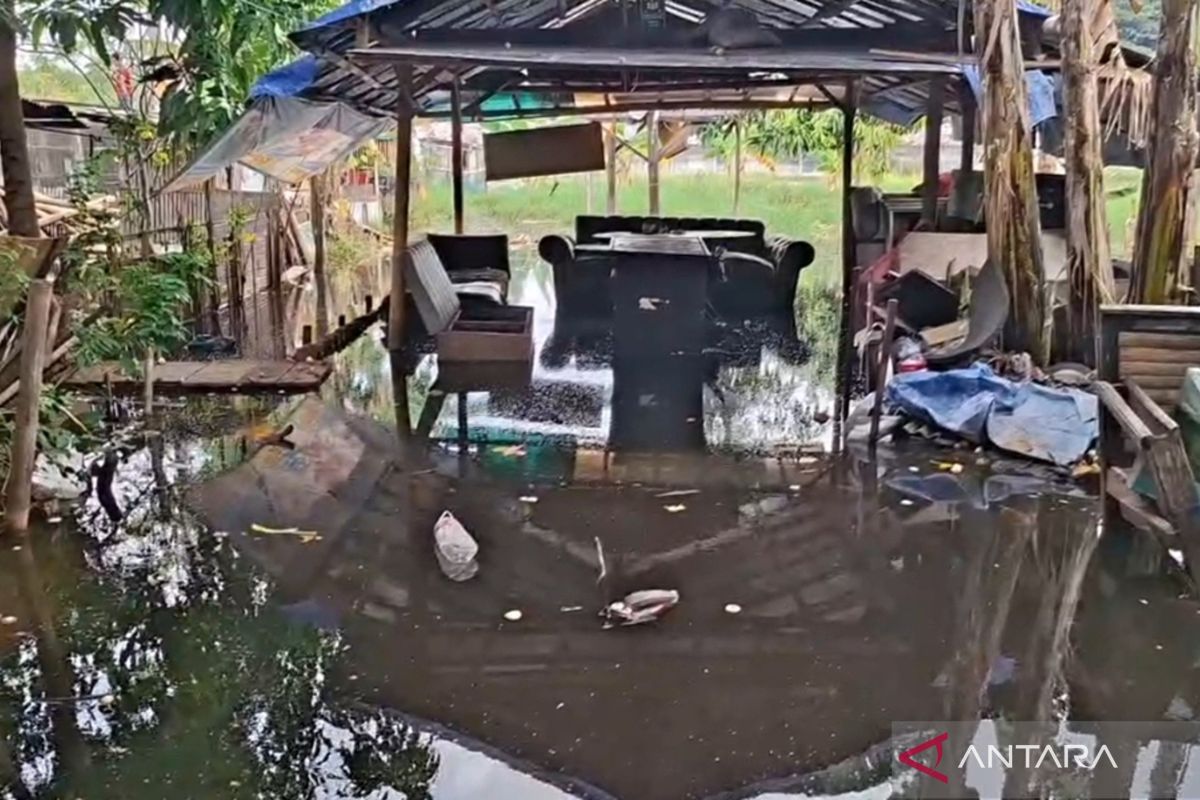 Residents Complain About Flooding Due to Water Gate Construction in West Cengkareng