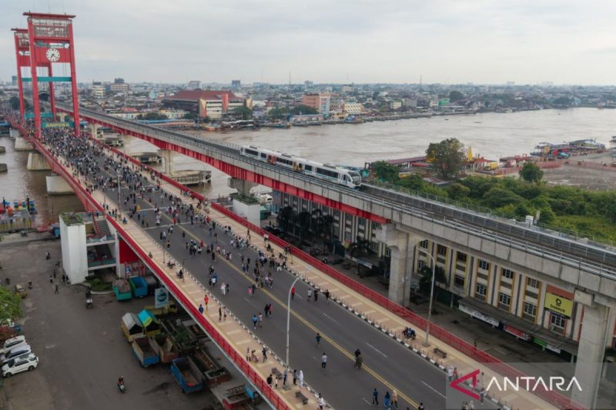 Residents Flock to Ampera Bridge During Second Phase Trial of Car-Free Day