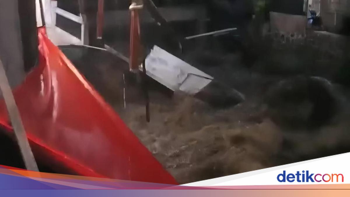 Mosque Collapses After 6-Metre Cliff Eroded by Cikaret River Overflow in Bogor City