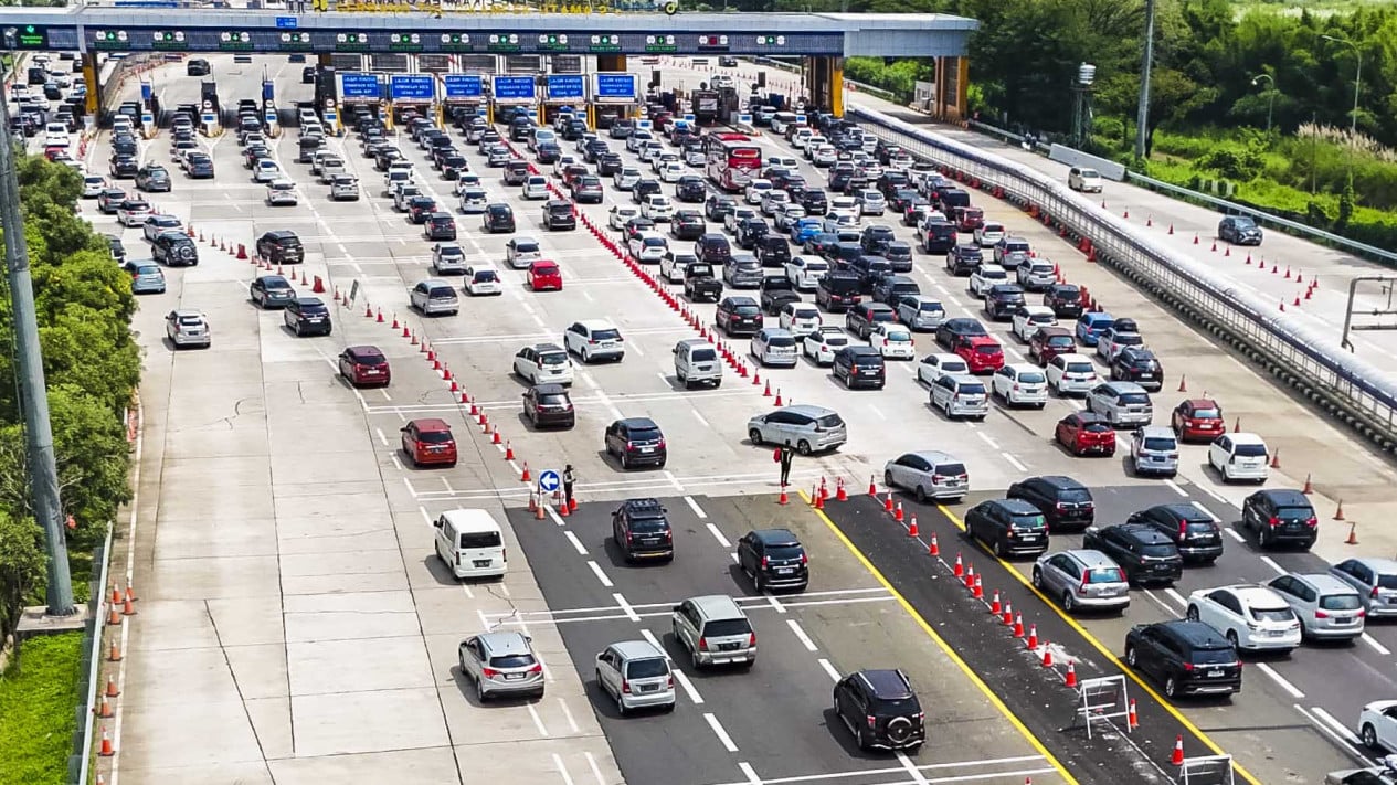 99,000 Vehicles Pass Through Cikampek Main Toll Gate During May Day Long Holiday
