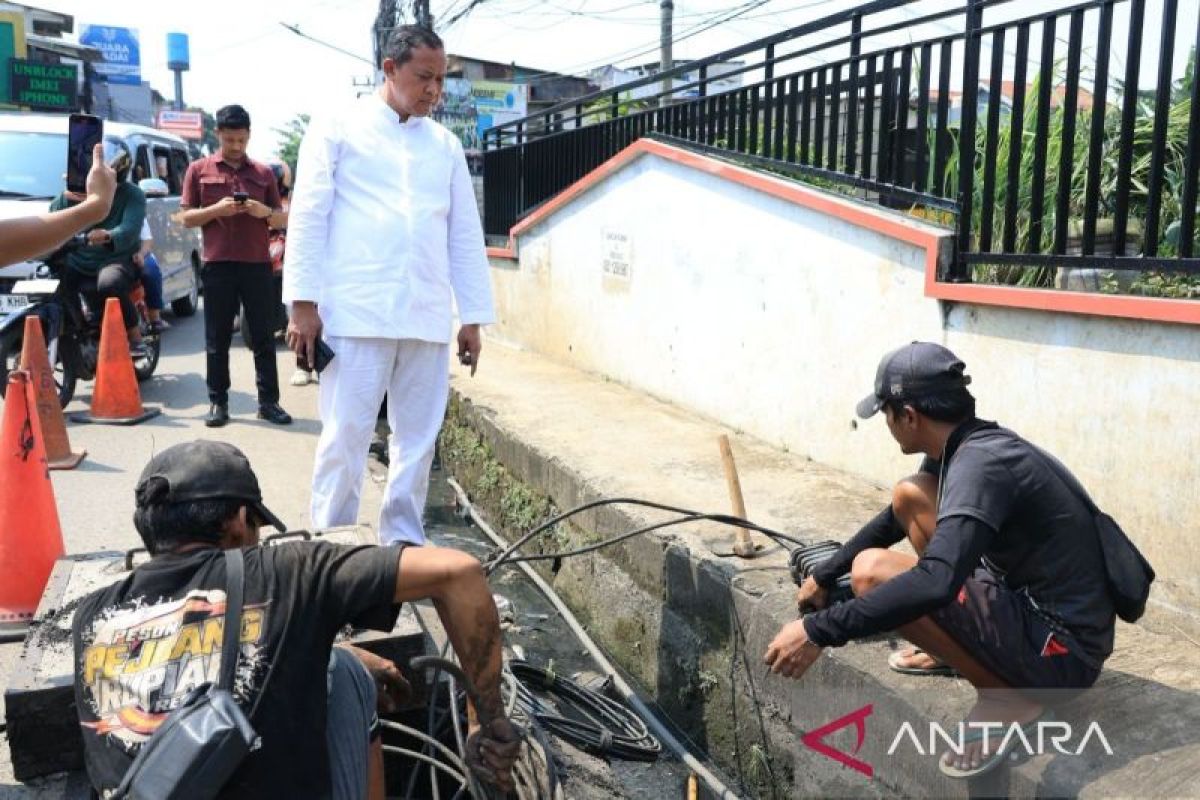 Bekasi Mayor Cracks Down on Cable Digging Work Causing Traffic Congestion