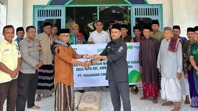 Pegadaian Provides Aid for Mosque in Ambalawi on May Day