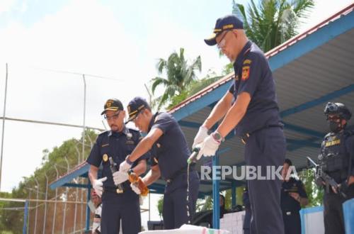 Papua Customs Destroy Hundreds of Thousands of Cigarette Sticks and Dozens of Litres of Illegal Alcoholic Beverages