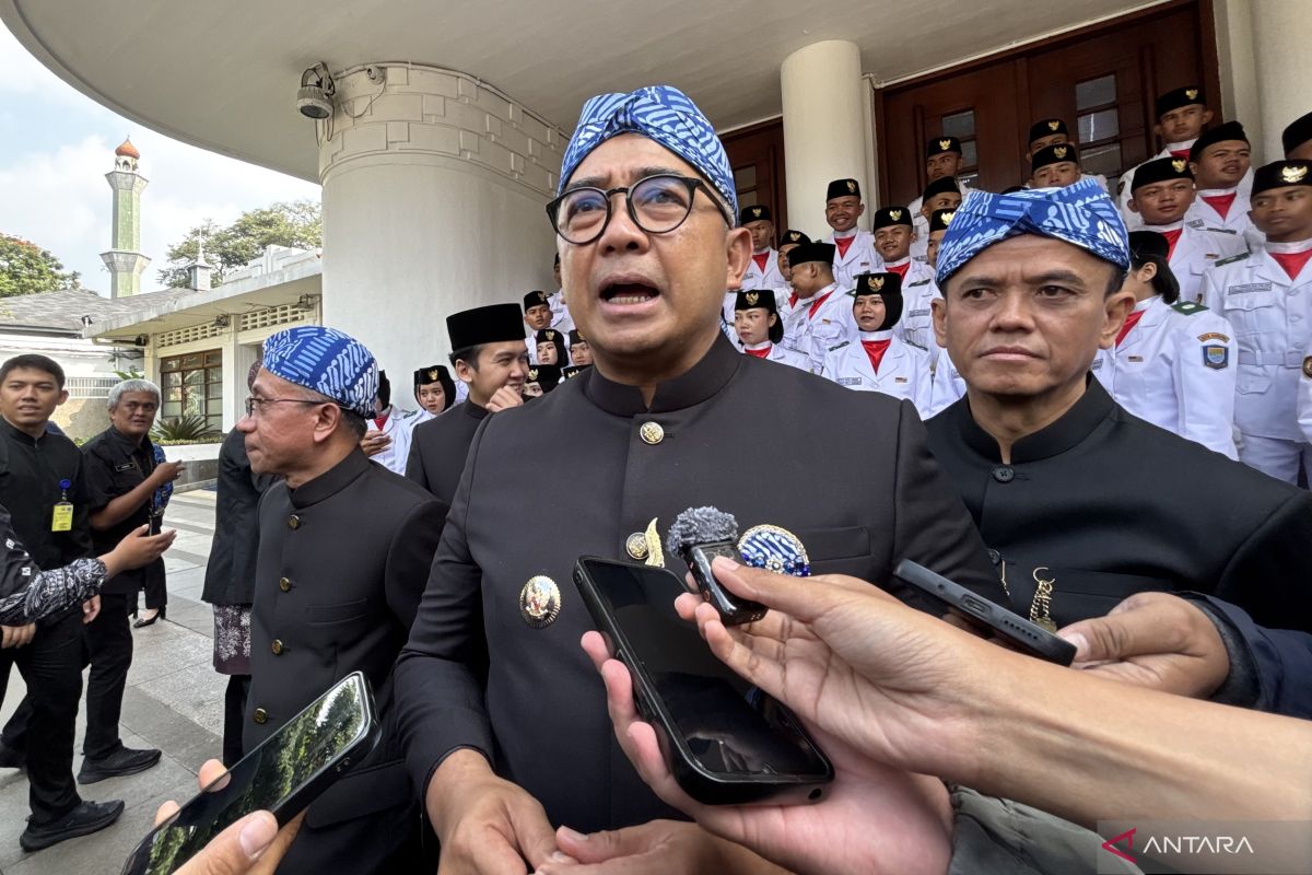 Farhan Regrets Riotous Actions by Black-Clad Masses During May Day in Bandung