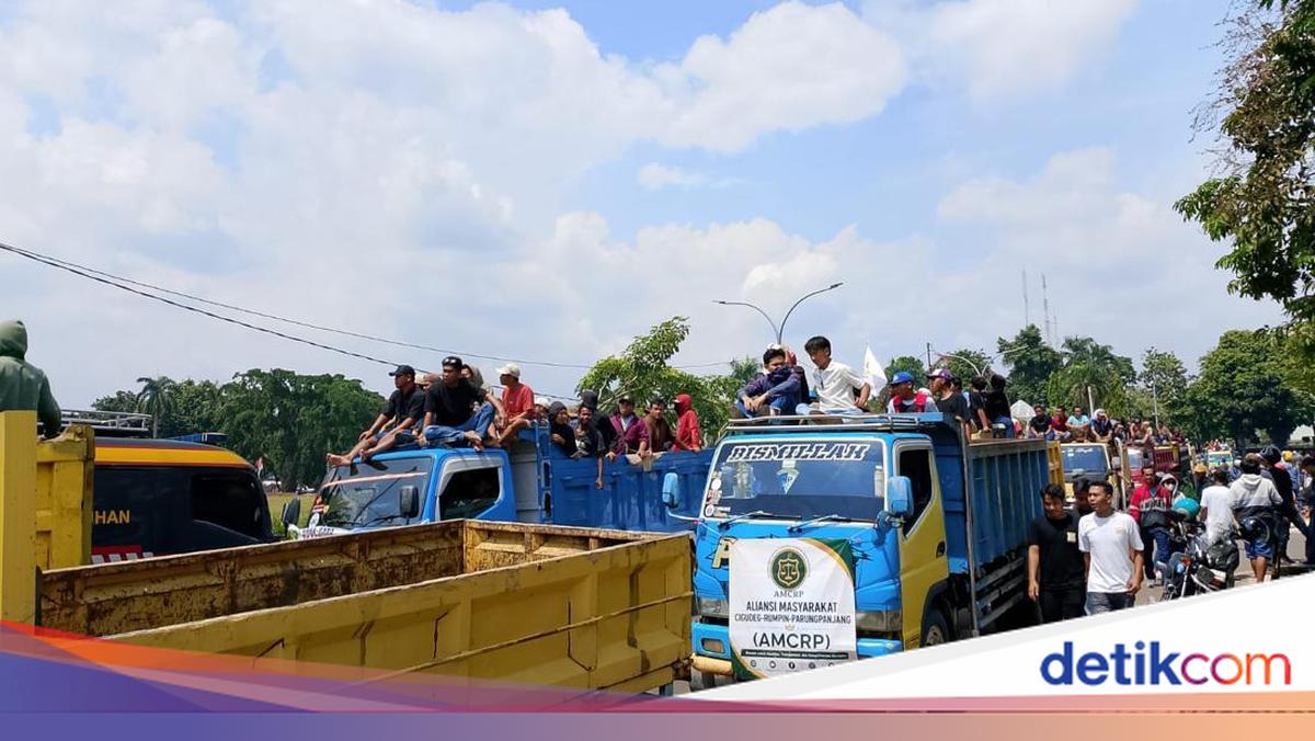 Residents Protest at Regent's Office, Demand Fulfilment of Mining Promises in West Bogor