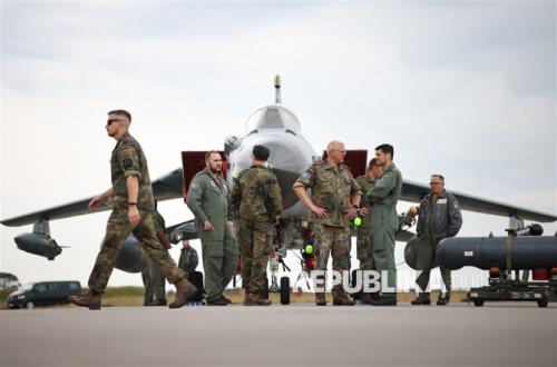 Gathering Screenwriters: NATO's Propaganda Efforts in the Film World Exposed