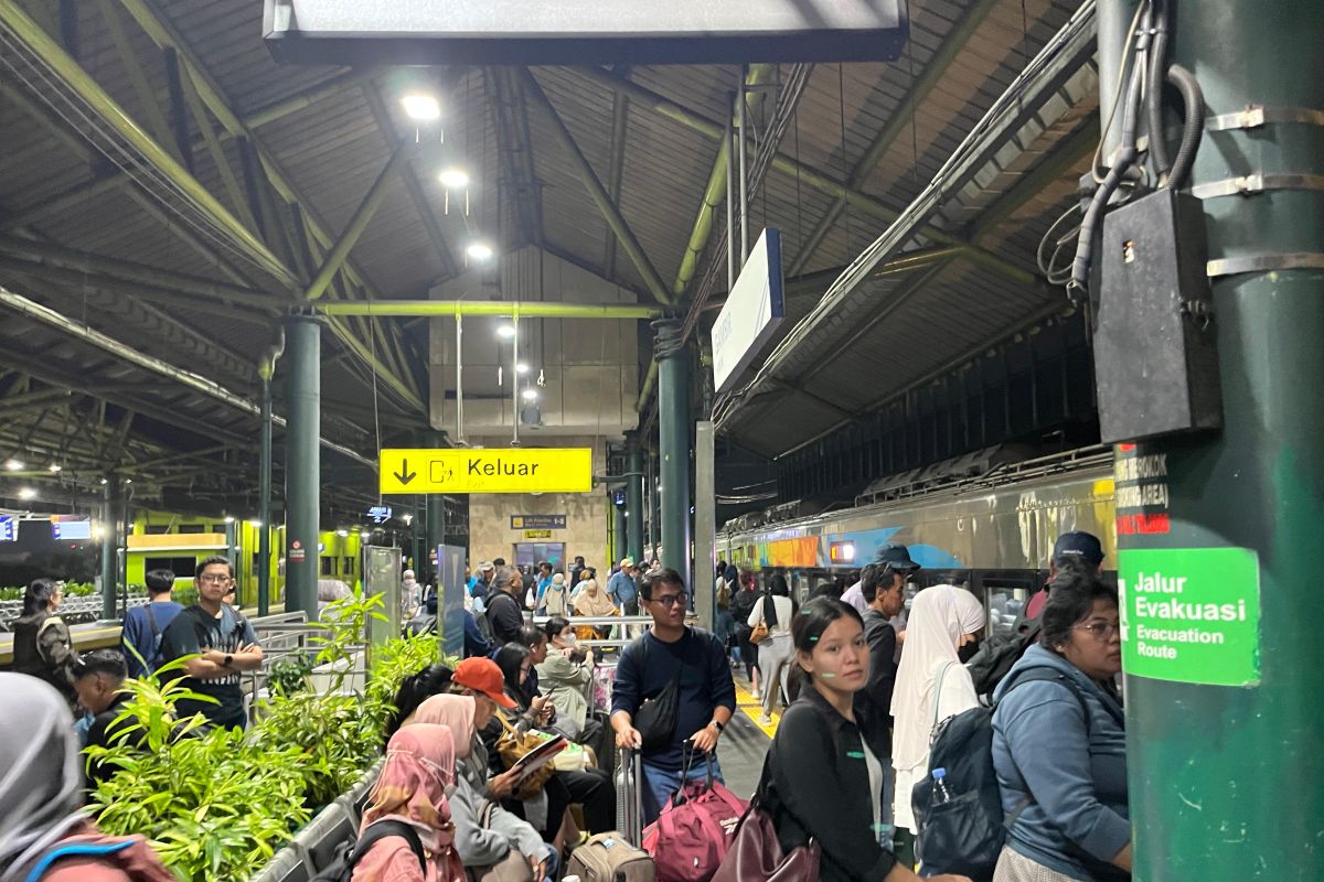 148,000 people leave Jakarta during long Labour Day holiday