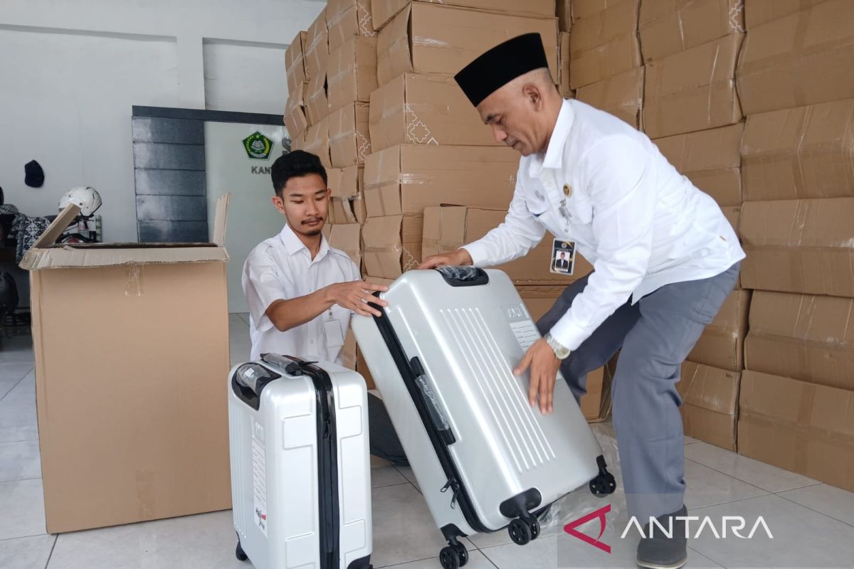 Temanggung Hajj Organising Committee Receives Suitcases from Prospective Pilgrims