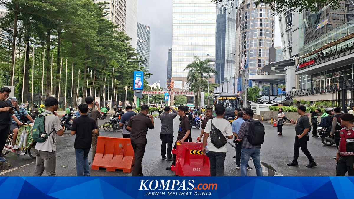 Hardiknas Protest in Front of Ministry of Higher Education, Science, and Technology Closes Pintu Satu Senayan Road Towards GBK