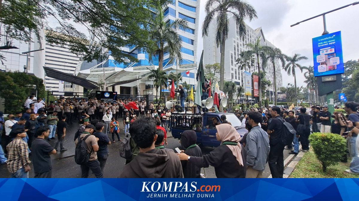 Students Protest at Kemdiktisaintek Building, Highlighting Access to Education in Remote Areas