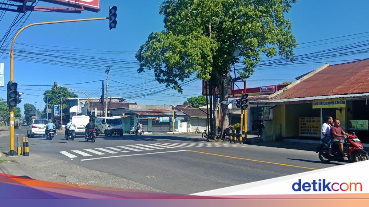 Traffic Lights in East Lombok Out for Weeks, Drivers Complain