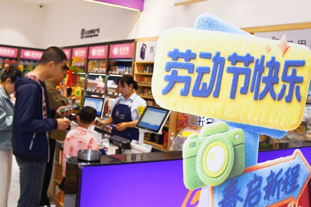 Chinese Toll Road Rest Area Transforms into Alternative Holiday Destination