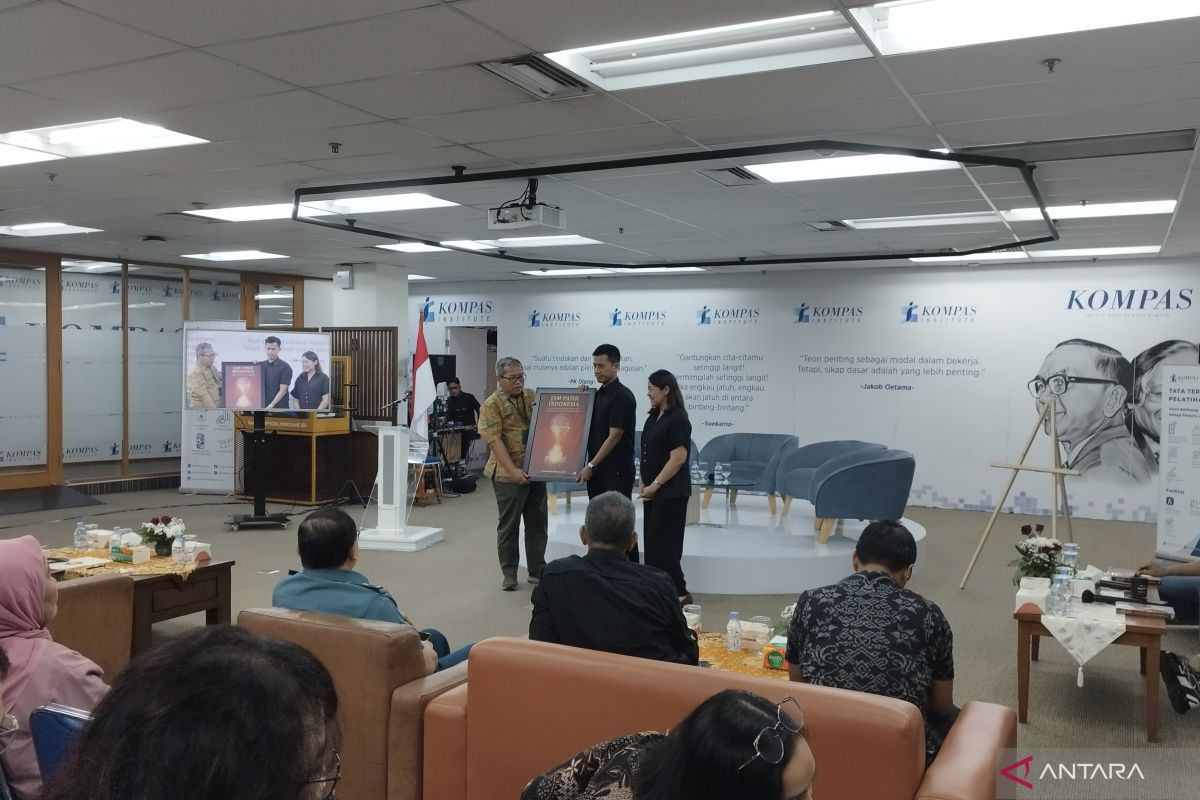Lab 45 Launches Book "Indonesia's Hourglass" Gauging the Nation's Future