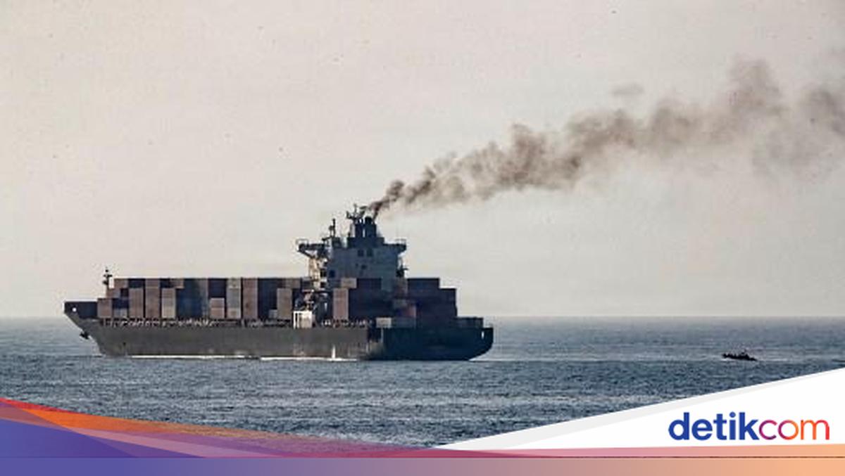 US Hands Over Seized Iranian Ship and Its 22 Crew to Pakistan