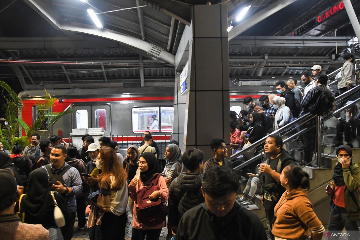 Rangkasbitung KRL experiences operational disruption due to electrical pole spark