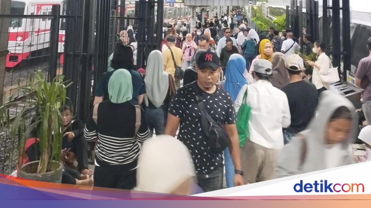 Passengers Shocked as KRL Green Line Disrupted by Lightning Strike