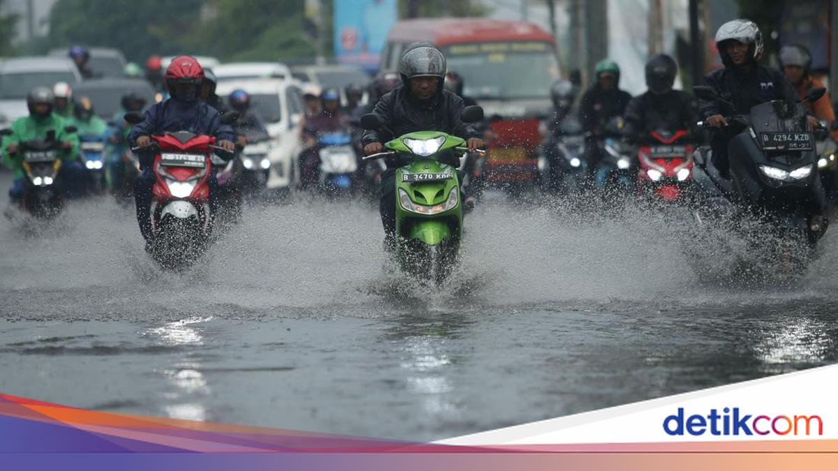Heavy Rain Causes Flooding on Swadarma and Ciledug Raya Roads in South Jakarta