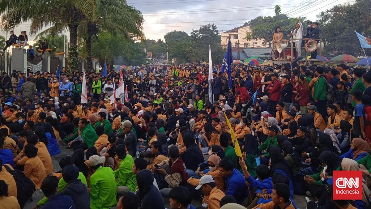 Workers and Students in Action 214 Phase 2 Storm East Kalimantan DPRD, Remove Barbed Wire