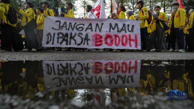 Yellow Alert! Students Storm Ministry, Chant String of Demands