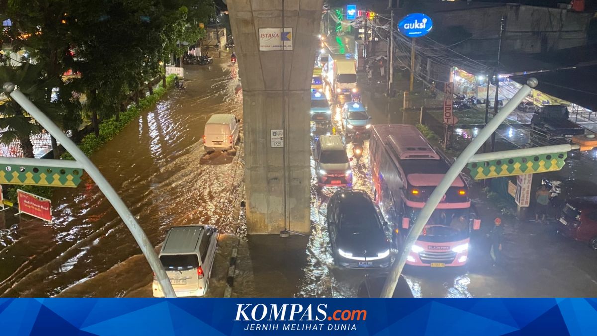 Two Roads in South Jakarta Flooded After Heavy Rain This Afternoon
