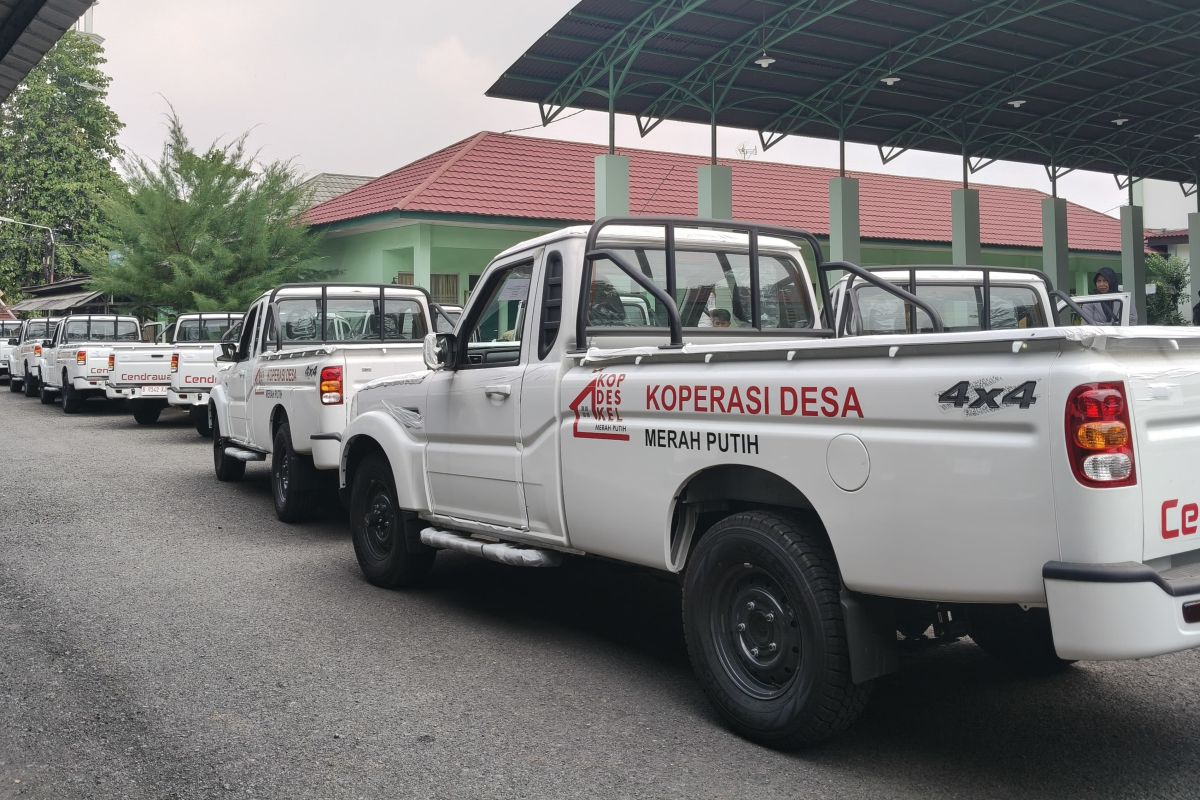 Karawang Military District Commander Facilitates Handover of 20 Operational Vehicles to Village Cooperatives