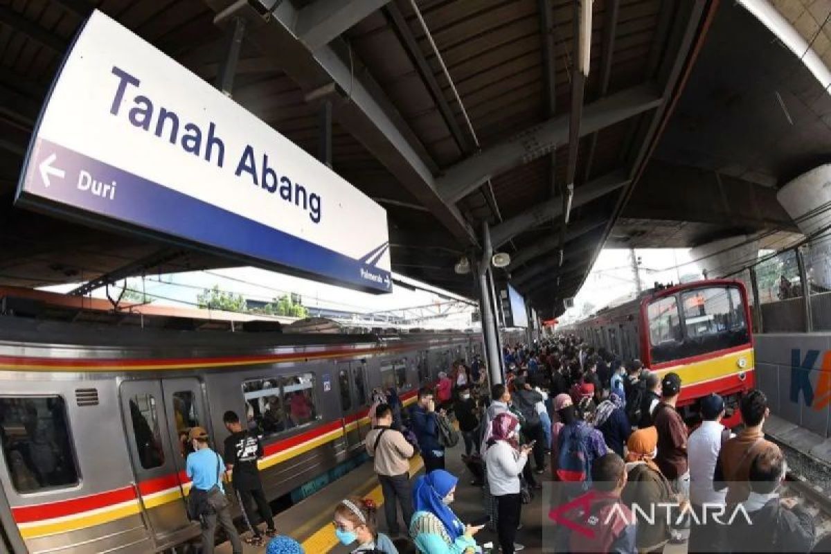 KRL "Green Line" Faces Disruption Due to Electrical Sparks, Passengers Pile Up at Tanah Abang
